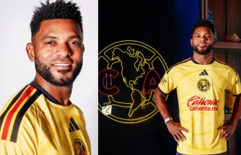 Miguel Ángel Borja posa con la camiseta del América de México tras ser presentado como nuevo refuerzo del equipo. Foto: redes sociales @clubamerica