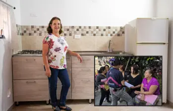 Adelante un grupo de postulantes esperan para entregar sus documentos. Atrás, una de las beneficiarias del programa. FOTO: Cortesía