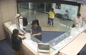 Revelan el video del asalto a una joyería de centro comercial en Bucaramanga. FOTO: Captura de video
