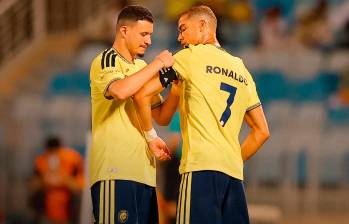 Cristiano Ronaldo recibiendo la cita de capitán al ingresar al terreno de juego. FOTO: X Al NassrEN