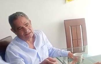 Germán Vargas Lleras le habría lanzado un manotazo a una de sus colaboradoras en un evento en Huila. Foto: Captura de video. 