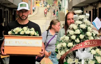 Diocedi (derecha) y otros familiares de Jorge Iván Arias, recibieron los restos y les dieron sepultura. FOTO UBPD