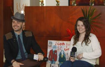 Jesse y Joy Huerta fueron vistos juntos en un aeropuerto de Bolivia, días después de que Jesse anunciara que se alejaba temporalmente del proyecto musical. FOTO: Colprensa. 