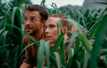 Jonathan Bailey y Scarlett Johansson en Jurassic World: Renace. FOTO Cortesía
