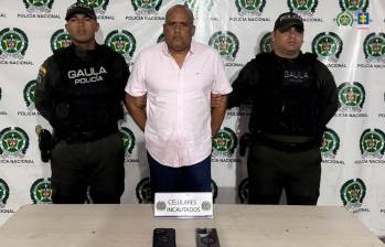 El exgobernador de San Andrés, Everth Hawkins, acompañado por agentes del Gaula de la Policía. Foto: Cortesía Fiscalía.