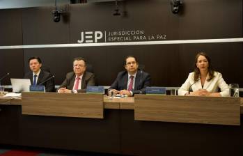 Magistrados de la Jurisdicción Especial para la Paz (JEP). De izquierda a derecha: Óscar Parra, Alejandro Ramelli (presidente del tribunal), Raúl Sánchez y Catalina Díaz. Foto: JEP.