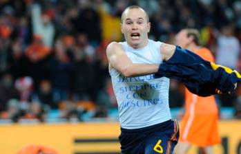 El futbolista Andrés Iniesta celebró el gol que marcó en la final del Mundial Sudáfrica 2010 dedicándoselo a Dani Jarque, capitán del Espanyol de Barcelona, que murió en 2009 por un problema cardiaco. FOTO: TOMADA DEL X DE @fifaworldcup_es