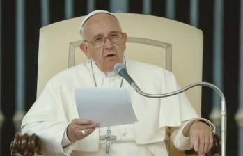 El papa Francisco cuestionó la doble moral de muchos a la hora criticar la bendición a las parejas del mismo sexo en el mundo. FOTO: COLPRENSA