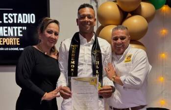 El exjugador Fredy Guarín posando con su diploma de graduación. FOTO: REDES SOCIALES DE FREDY GUARÍN