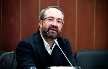 Aunque el senador recobró la libertad, aun sigue vinculado al proceso. Defendió su inocencia y alegó que “una fiscal presionó testigos”. FOTO: X @CIROARAMIREZ