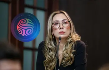 Katherine Miranda denunció que los diferentes contratos se firmaron a pocos días de la Ley de Garantías. Foto: Colprensa/Sistema de Medios Públicos.