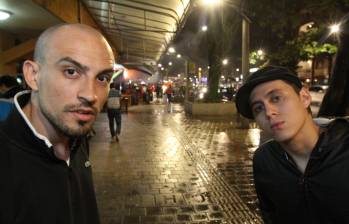 Kpu y Canserbero en su primera visita a Medellín. La foto fue tomada el 17 de octubre de 2011 en la carrera 70, horas antes de su fallida presentación en Revolución sin muertos, un festival que se realizaba en la comuna 13. FOTO: Edwin Bustamante Restrepo