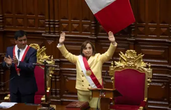 Dina Boluarte fue destutuida por el Congreso en la madrugada del viernes bajo el argumento de incapacidad moral permanente. Foto: Colprensa