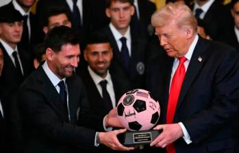 Lionel Messi recibió el reconocimiento que le hicieron a Inter Miami, su equipo, en la Casa Blanca. Donald Trump se lo entregó. Foto: AFP