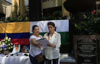 El gremio periodístico de Antioquia recordó a Mateo Pérez Rueda con una velatón y actos simbólicos en defensa de la libertad de prensa. Foto: Camilo Súarez