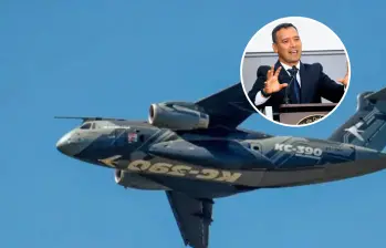 Este es el avión KC 390 para transporte militar, de la firma brasilera Embraer. El Gobierno de Colombia adquirió dos de estas aeronaves. En la foto detalle, el ministro de Defensa, general (r) Pedro Sánchez. FOTO: CORTESÍA @embraer - Colprensa