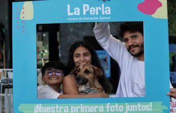 Una de las familias que decidió adoptar junto a su nueva mascota de La Perla. FOTO: Cortesía Alcaldía de Medellín.