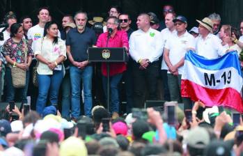 Desde la tarima, al presidente Petro lo acompañaron los ministros Armando Benedetti y Antonio Sanguino, además del exalcalde de Medellín, Daniel Quintero Calle. FOTO: Manuel Saldarriaga