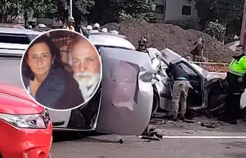 Dos adultos mayores, que viajaban en uno de los carros chocados por el vehículo que perseguía a los presuntos ladrones, fueron las víctimas mortales del accidente. FOTOS: Tomada de X @PasaenBogota y redes sociales