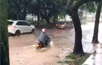 Lluvias generaron crecida en la quebrada La Ayurá e inundaciones a la altura del colegio La Salle en Envigado, el Parque Lineal La Heliodora y el colegio La Normal de Envigado. FOTO: Redes sociales