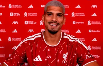 El defensor uruguayo, Ronald Araujo, ya posa con la camiseta del Liverpool. FOTO: X LFC