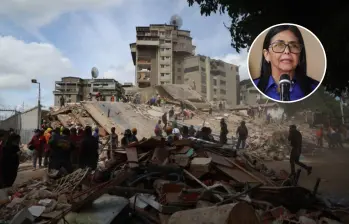 Personas y rescatistas trabajan entre los escombros del edificio Moisés en la Avenida Anauco, en Caracas. La corrupción en el país habría influido en la falta de mantenimiento y en el incumplimiento de las normas de construcción de muchos edificios. FOTO Getty 