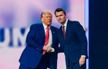 Este fue el momento en el que Charlie Kirk recibió el disparo que acabó con su vida. FOTO: Tomada de Instagram @charliekirk1776