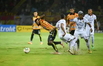 El Deportivo Pereira estaría sancionado inicialmente por tres períodos para fichar jugadores. Foto: Colprensa