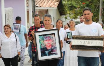 Familia del joven Jhon Jarvi Cañas Cano retornando a su vereda con los restos de su allegado. FOTO: Imagen tomada de la cuenta de la JEP en la red social X