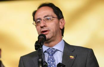 El vicepresidente José Manuel Restrepo ha estado en diferentes lugares de Colombia para enfrentar la emergencia por el terremoto. Foto: Colprensa.