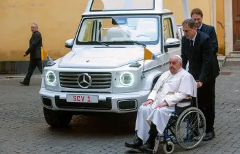 Durante su hospitalización, el papa Francisco continuó nombrando obispos y aprobando la canonización de nuevos santos. Foto: AFP