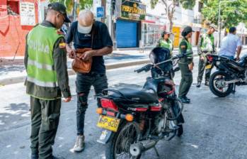 La Policía y el Ejército incrementaron los patrullajes en los principales corredores viales, centros turísticos y zonas comerciales de Santa Marta. FOTO: AFP