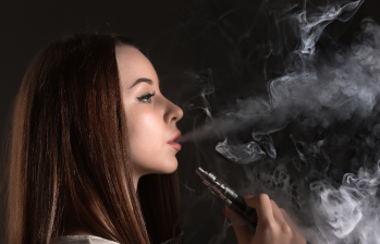 Reino Unido prohibirá la venta de vapeadores desechables en junio de 2025. Foto: Freepik