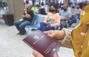 El Gobierno aún no sabe quién quedará a cargo de la expedición de los pasaportes después del 2 de octubre cuando vence el contrato actual. FOTO El Colombiano