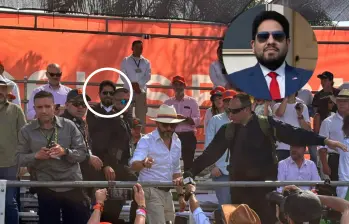 Joseph M. Humire, subsecretario adjunto de Guerra para Asuntos de Seguridad de las Américas del gobierno de Donald Trump (en el círculo, de barba), apareció junto al presidente Abelardo de la Espriella en el palco del Desfile de Silleteros de la Feria de las Flores. FOTO redes sociales
