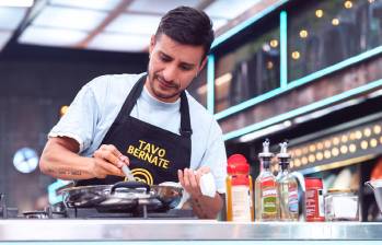 Tavo Bernate fue eliminado de MasterChef Celebrity Colombia 2026 en un reto en el que cambió su preparación original por temor a que el corte de carne estuviera crudo, decisión que resultó innecesaria. FOTO cortesía RCN