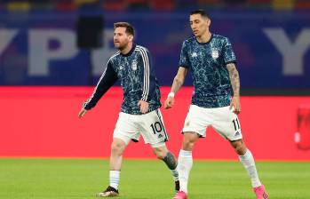 En la imagen aparecen Lionel Messi y Ángel Di María, dos referentes que no estarán con Argentina en la próxima fecha de las Eliminatorias, en las que enfrentarán a Chile y a Colombia. FOTO getty