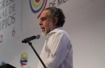 El ministro Armando Benedetti se refirió a los resultados del 8 de marzo en el Congreso Nacional de Municipios. Foto: MinInterior.