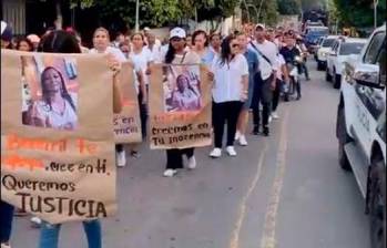 Los manifestantes pedían por la liberación de la mujer supuestamente implicada en el robo. FOTO CAPTURA DE PANTALLA