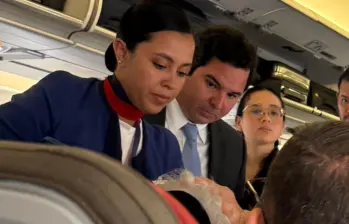 El congresista Carlos Meisel, del Centro Democrático, junto a personal de la aerolínea Latam atendiendo a la mujer afectada por el incidente. Foto: Blu Radio.