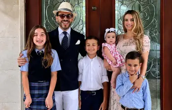 El presidente electo Abelardo De la Espriella junto a su esposa, Ana Lucía Pineda, y sus cuatro hijos: Lucía, Salvador, Filippo y Francesca FOTO Cortesía.