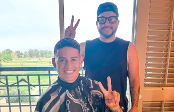 El colombiano James Rodríguez, de 34 años, aceptó que el hombre mexicano le cortara el cabello en un hotel de California. FOTO cortesía
