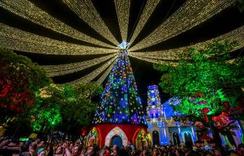 El encendido navideño tiene un triple propósito: resaltar la belleza intrínseca del municipio, impulsar la economía local y fortalecer el turismo en la región del Aburrá Sur. Foto: Juan Antonio Sánchez