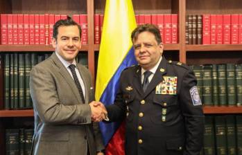 Declara insubsistente al director nacional de Bomberos. FOTO: Ministerio de Defensa 