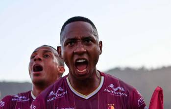 Brayan Gil celebra el gol con el que el Tolima venció a Once Caldas y se convierte en el primer finalista de la Liga BetPlay-2. FOTO: CORTESÍA DEPORTES TOLIMA 