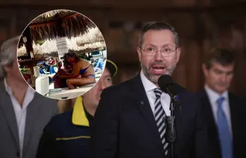 El ministro de Vivienda, Jaime Andrés Beltrán, enfrenta críticas por un viaje familiar a Santa Marta en medio de la crisis causada por el terremoto. Aunque ofreció disculpas, sigue justificando ante medios su accionar. Fotos: Colprensa y @VillanueAle