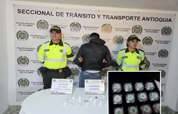 Adelante, las joyas incautadas. Atrás, el detenido por la Policía. FOTO: Cortesía.