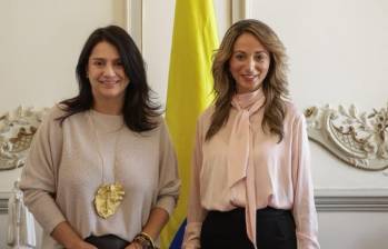 La ministra de Culturas, Paola Holguín, junto a la nueva directora de la Biblioteca Nacional, Julia Daza. Foto: Redes sociales.