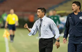 Gustavo Florentín en un compromiso de Copa Sudamericana contra Nacional en el Atanasio, cuando dirigía a Cerro Porteño. FOTO: Juan Antonio Sánchez