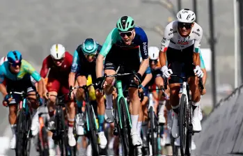 Isaac del Toro (adelante) lidera la Vuelta a Emiratos. FOTO X-@uae_tour